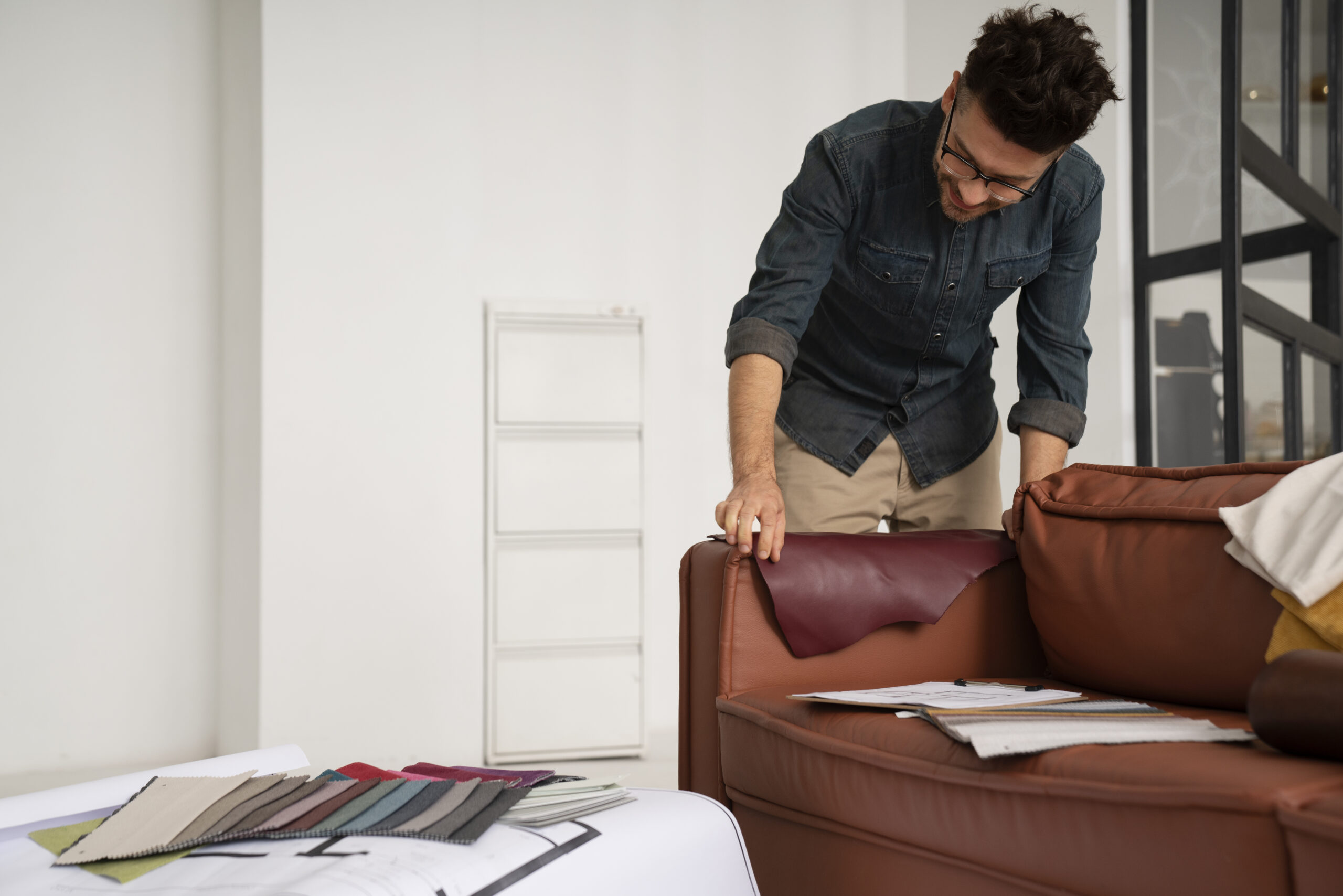 Подбор кожи / экокожи для перетяжки дивана - Love Mebel Remont